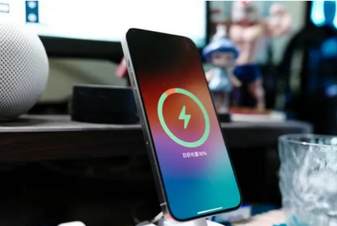 青神苹果15换屏服务分享用什么充电器给iPhone15充电更好 